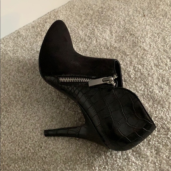 *LIKE NEW* ‘Madeline’ Bootie Shoe - Black Faux Suede - Picture 3 of 4